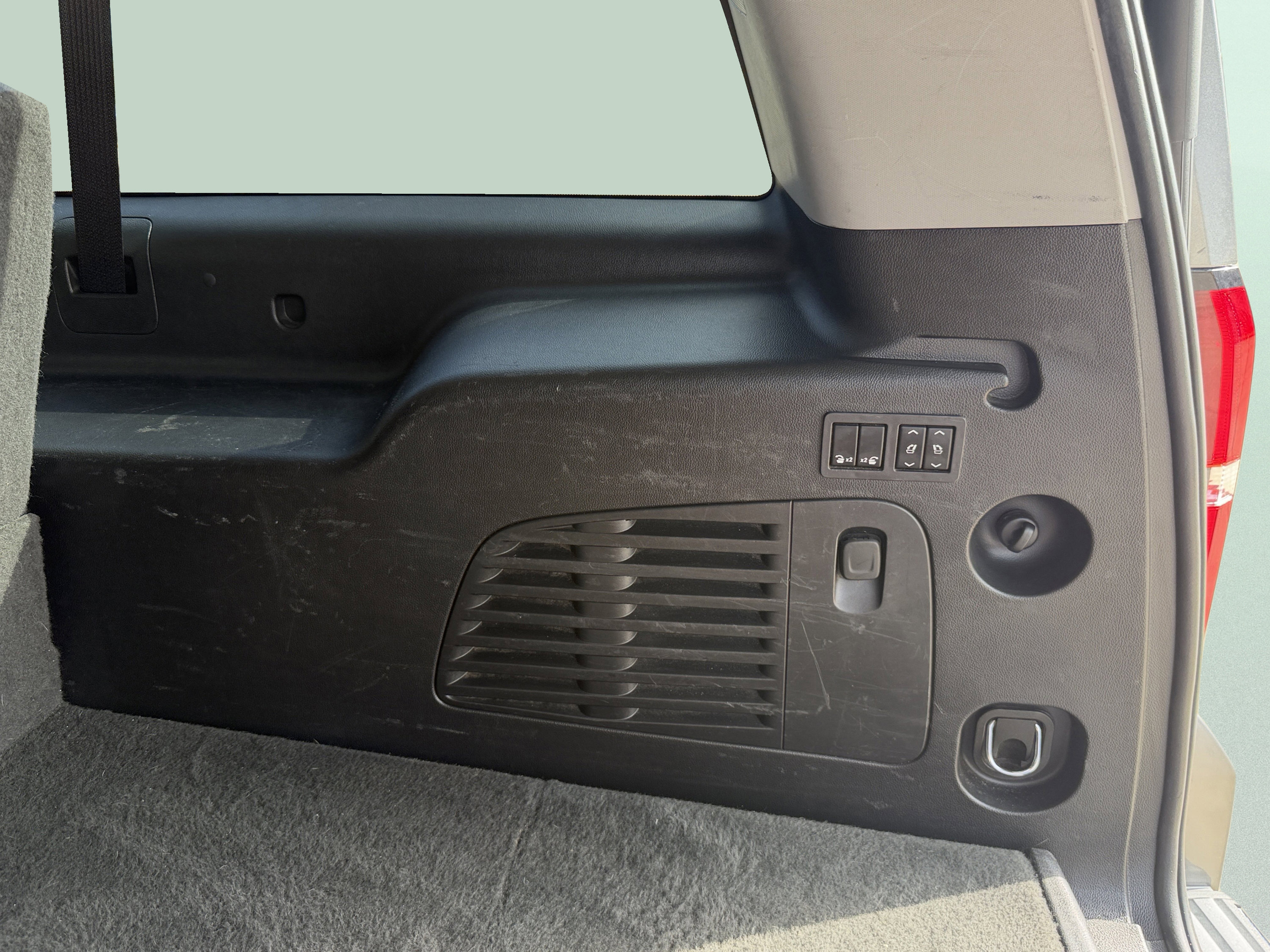 Used 2020 Chevrolet Suburban Premier image 32