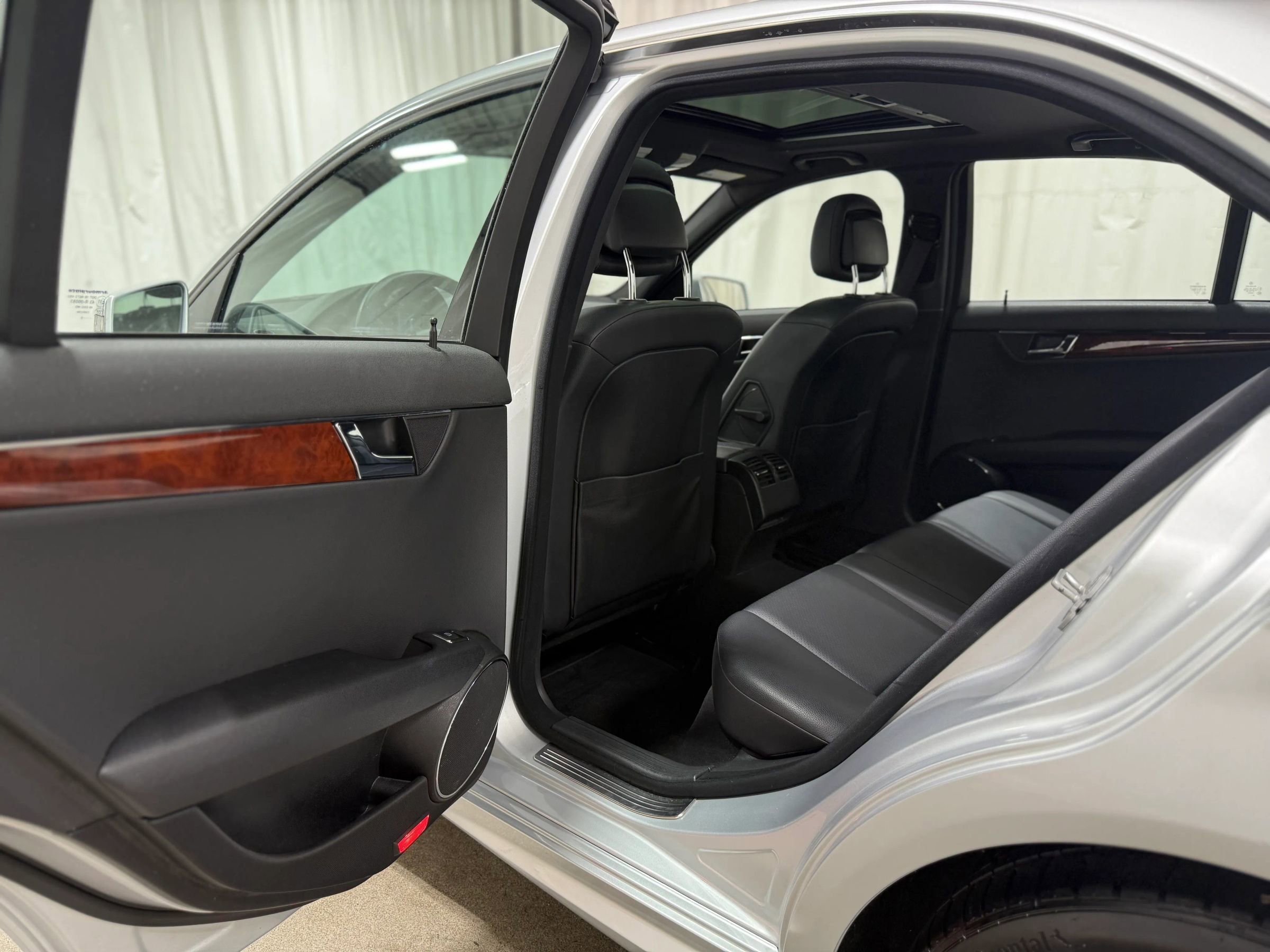 Used 2010 Mercedes-Benz C 300 Sedan image 33