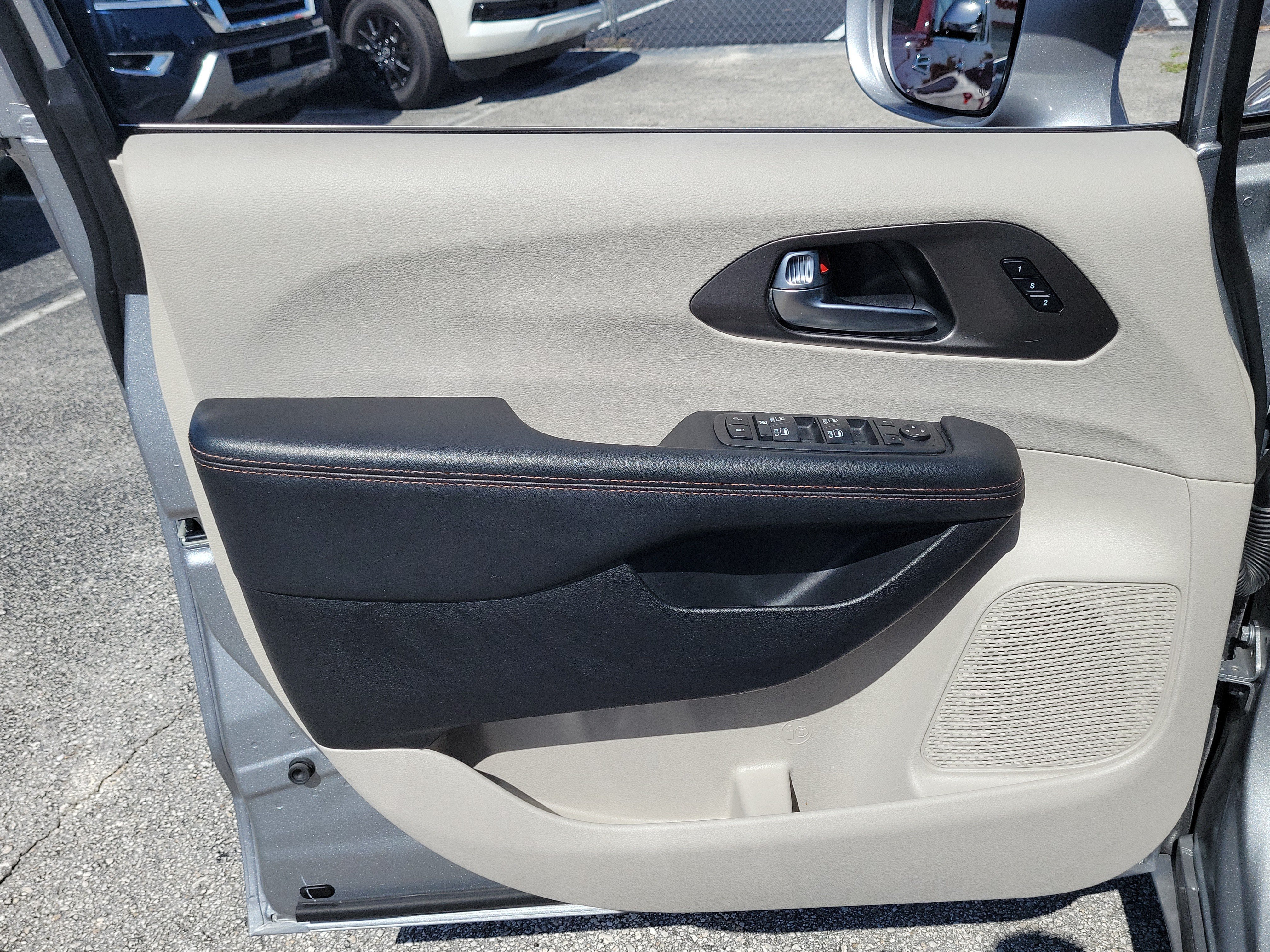 Used 2020 Chrysler Pacifica Touring-L Plus w/ Advanced Safetytec Group FWD image 11