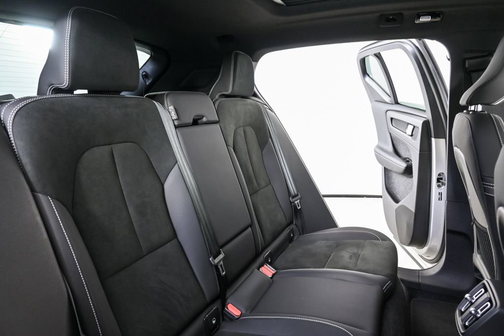 Certified 2025 Volvo XC40 B5 Plus image 23