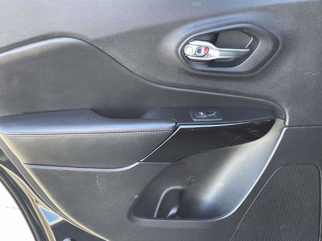 Used 2019 Jeep Cherokee Latitude Plus FWD image 9