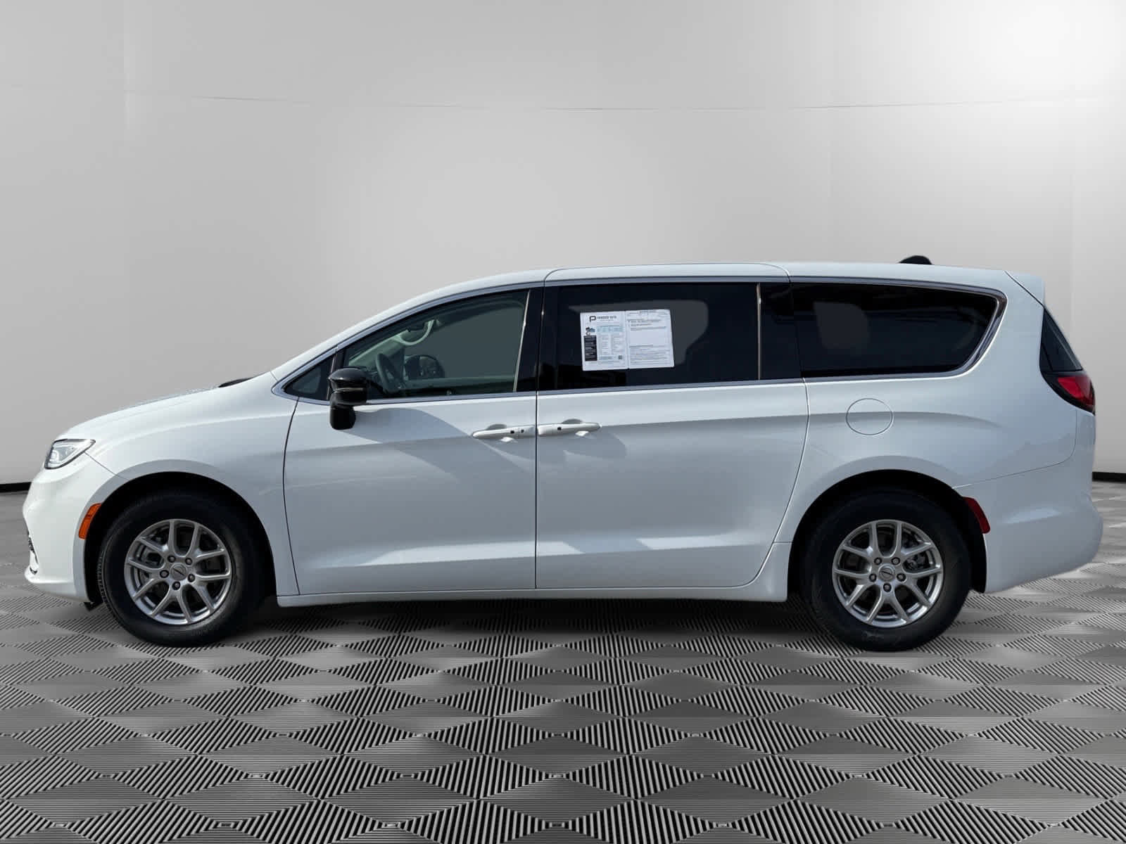 Used 2024 Chrysler Pacifica Touring-L image 2