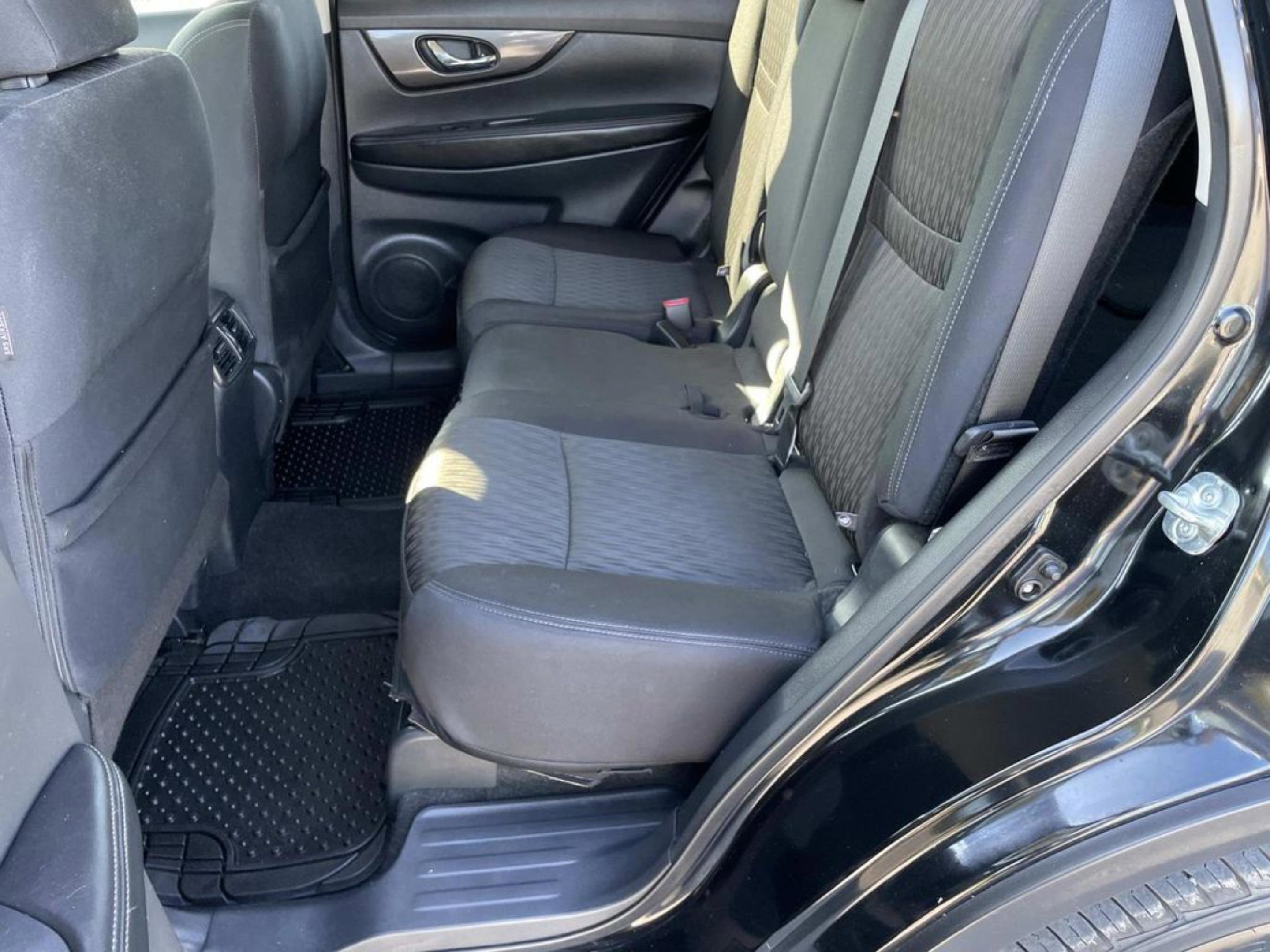 Used 2019 Nissan Rogue SV image 12