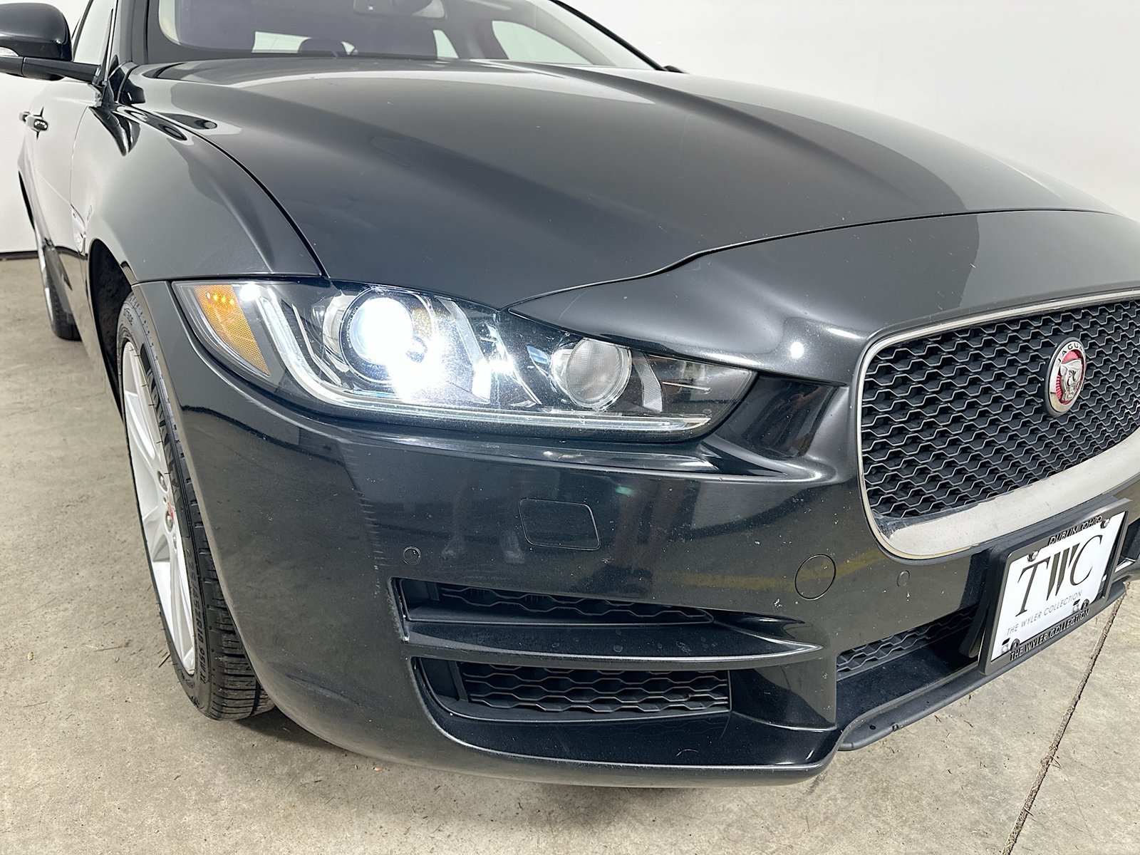 Used 2018 Jaguar XE Premium AWD/4WD image 9