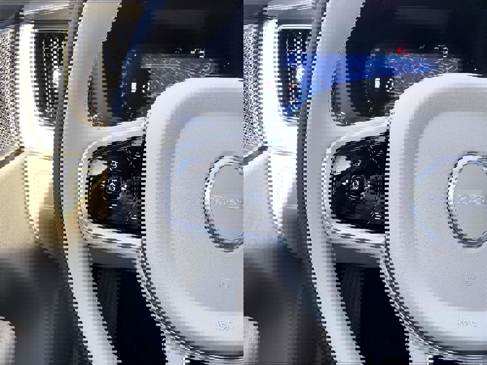 New 2026 Volvo XC60 T8 Ultra w/ Climate Package image 17