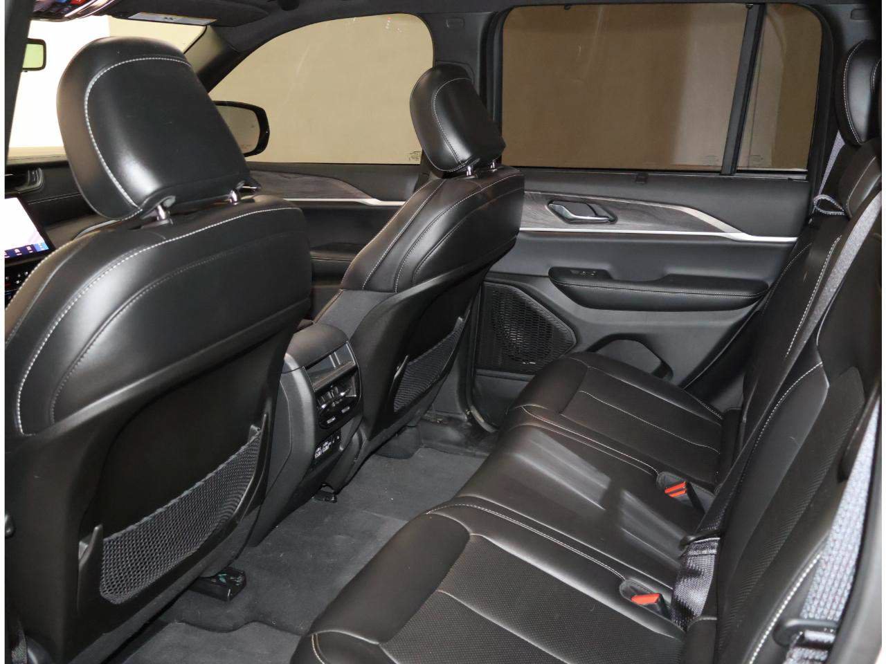 Used 2025 Jeep Grand Cherokee Limited w/ Luxury Tech Group II RWD image 14