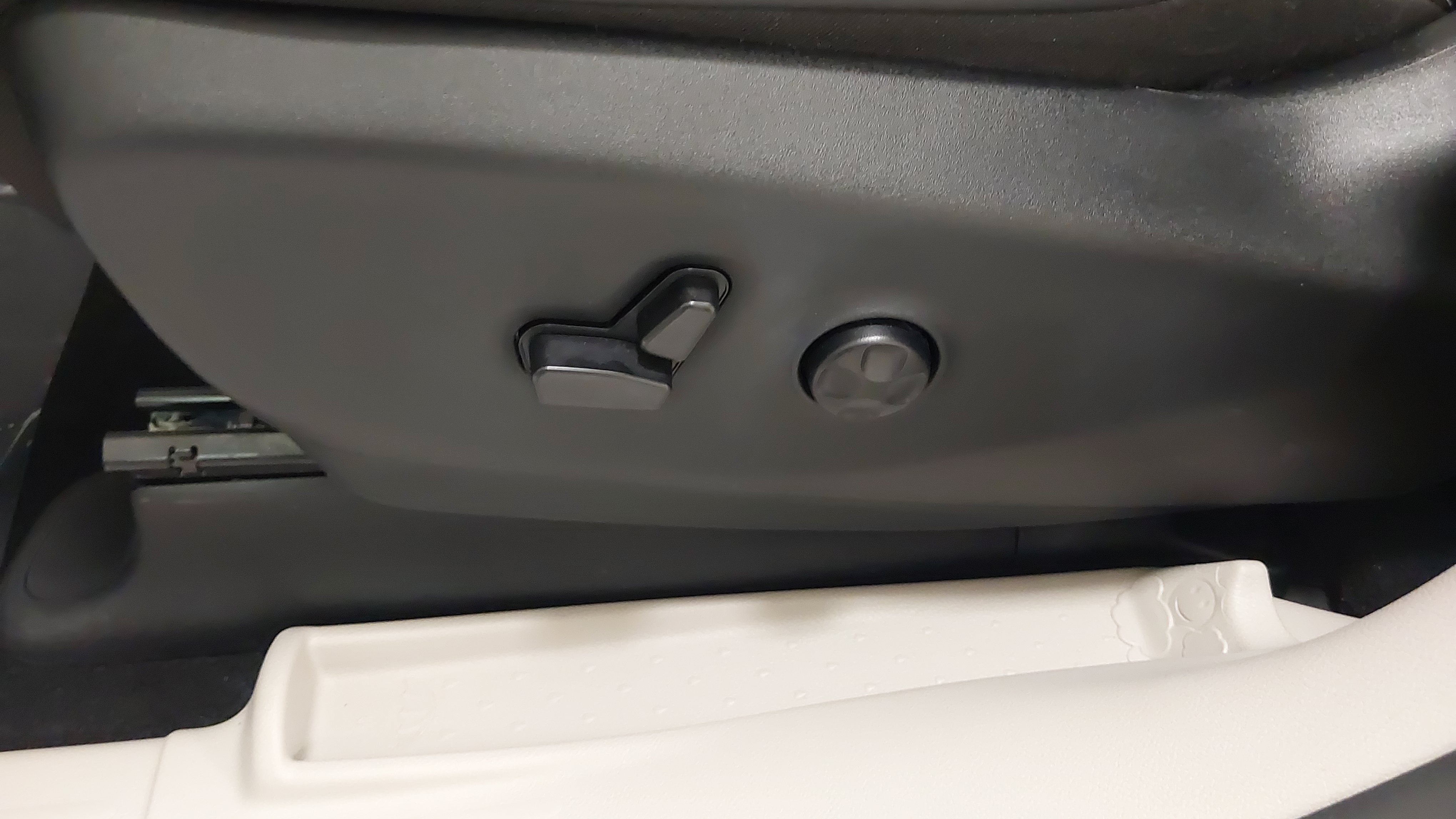 Used 2024 Chrysler Pacifica Touring-L w/ Uconnect Theater Family Group FWD image 37
