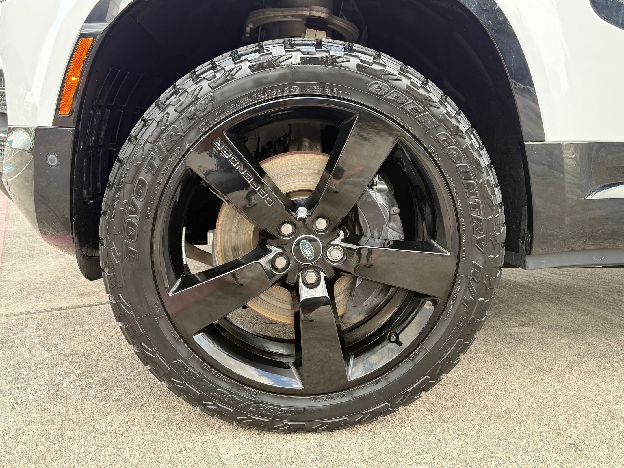 Certified 2024 Land Rover Defender 110 X-Dynamic SE image 10