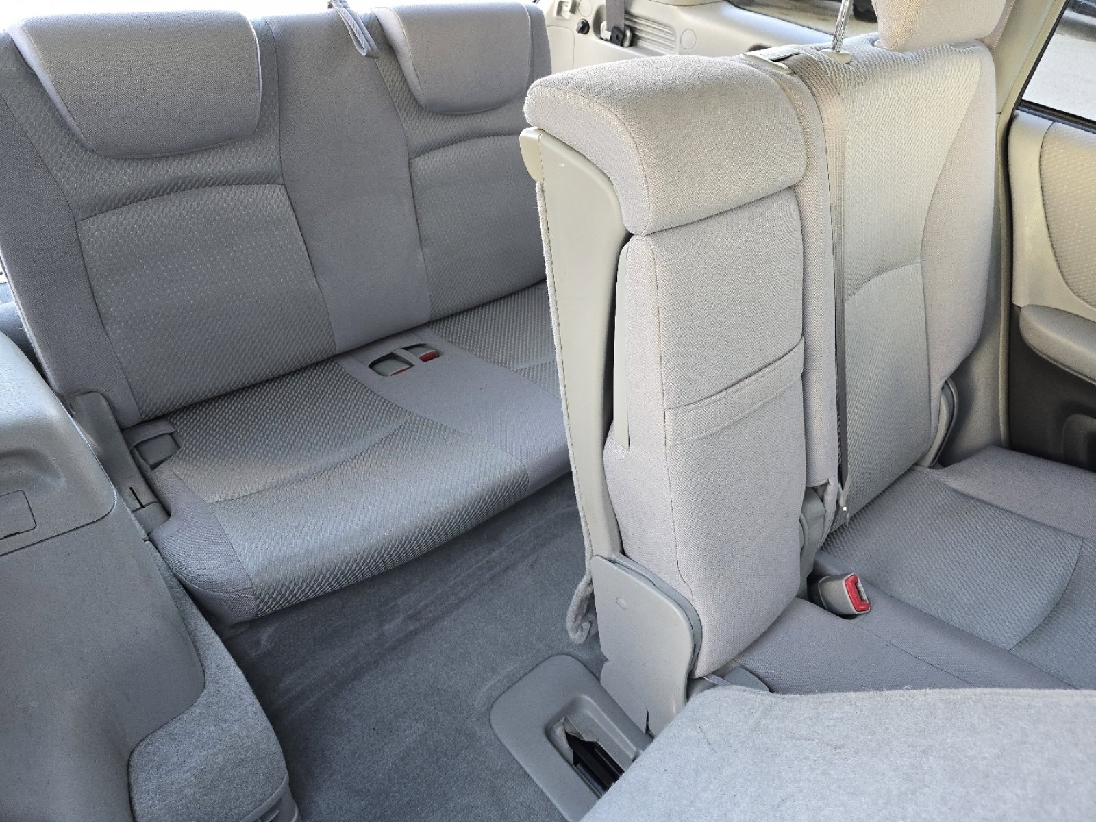 Used 2005 Toyota Highlander 2WD V6 w/ 3rd Row image 18
