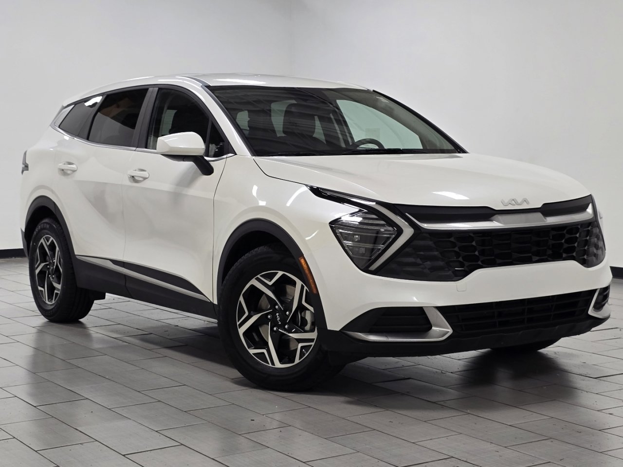Used 2024 Kia Sportage LX FWD image 2