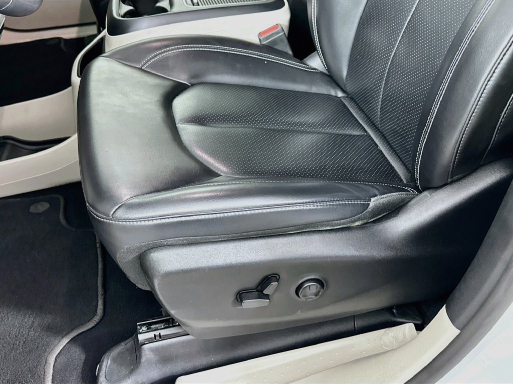 Certified 2023 Chrysler Pacifica Touring-L FWD image 29