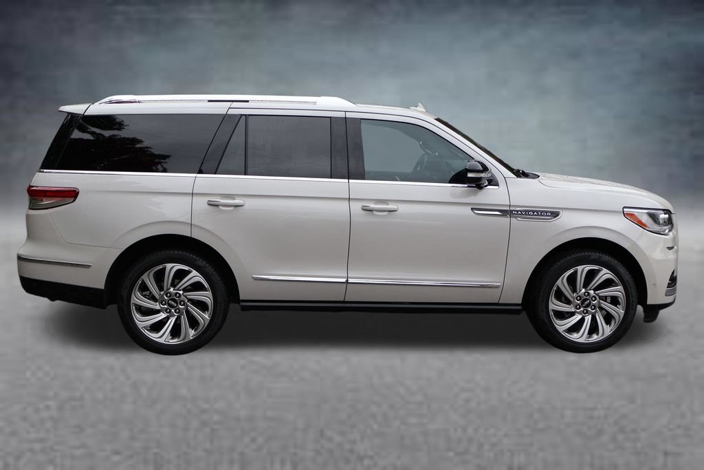 Used 2024 Lincoln Navigator Reserve AWD/4WD image 2