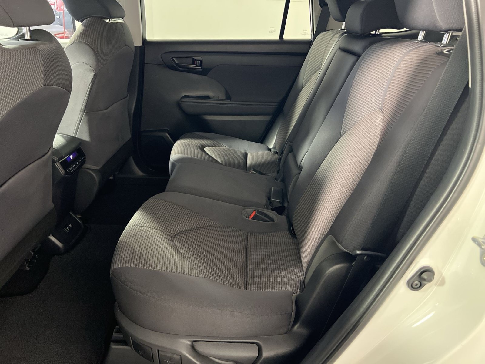 Used 2020 Toyota Highlander LE AWD/4WD image 25