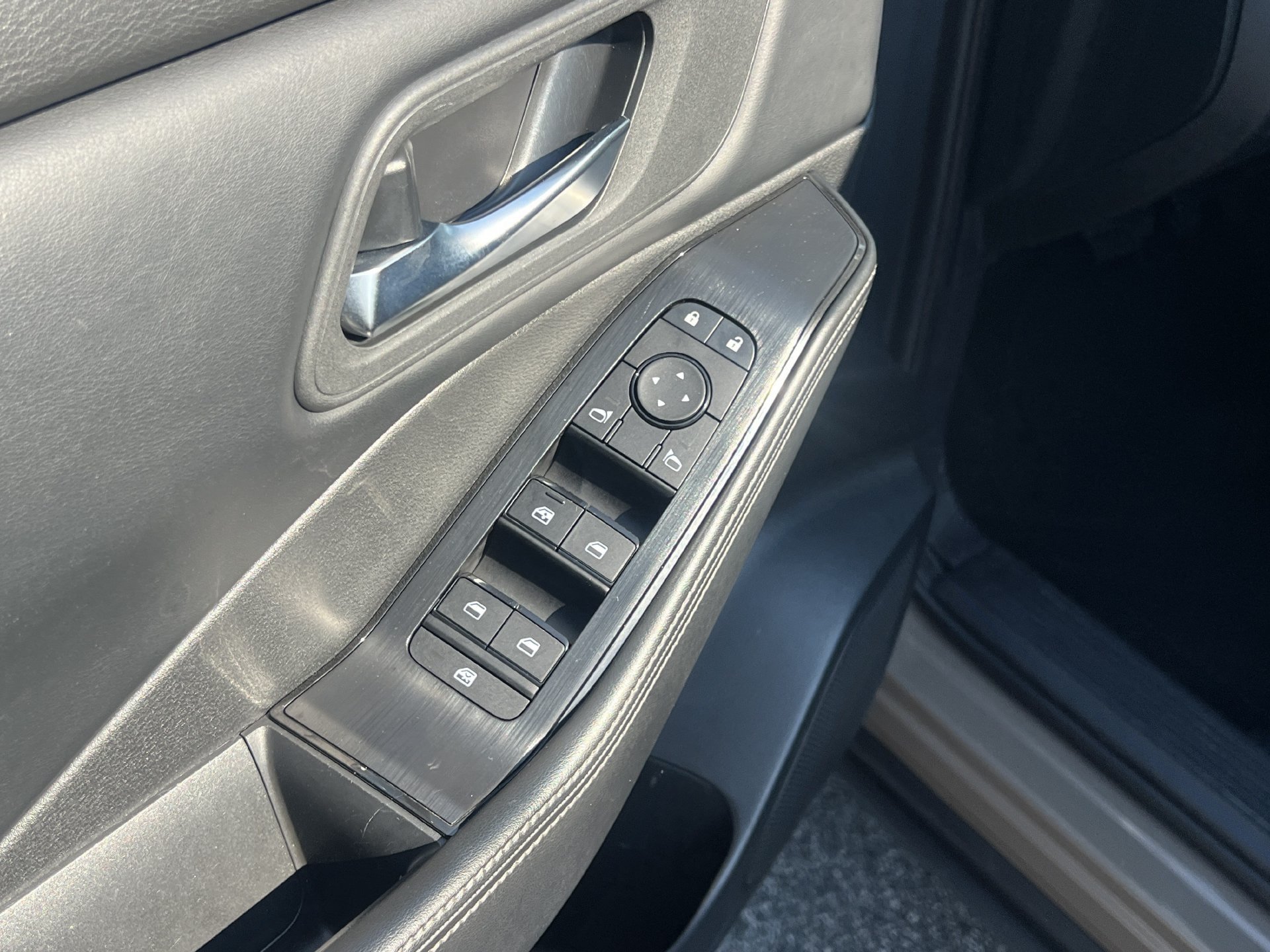 Certified 2025 Nissan Rogue SV FWD image 16
