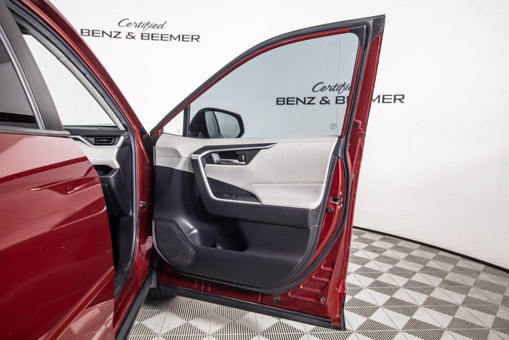 Used 2021 Toyota RAV4 XLE w/ Carpet Mat Package (TMS) FWD image 19