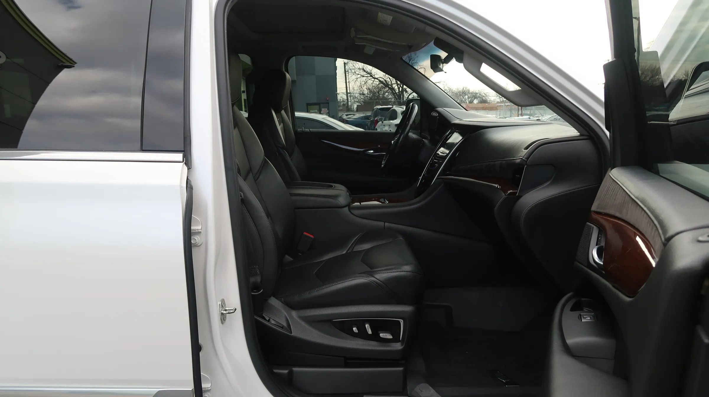 Used 2018 Cadillac Escalade Premium Luxury AWD/4WD image 27