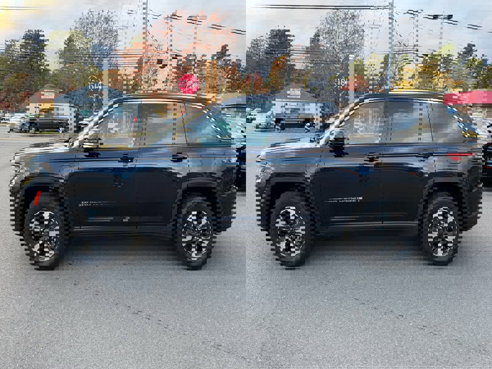 Used 2023 Jeep Grand Cherokee 4WD 4xe image 3