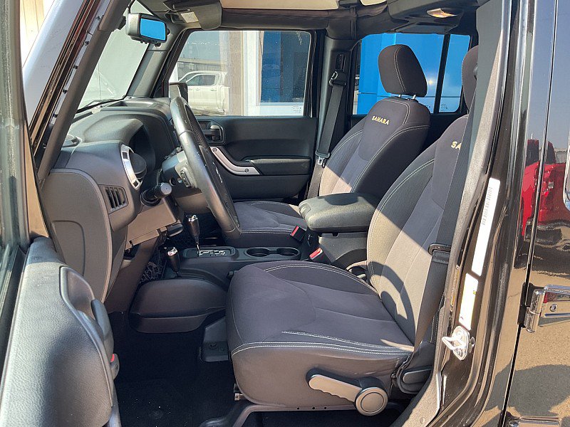 Used 2015 Jeep Wrangler Unlimited Sahara w/ Connectivity Group AWD/4WD image 13