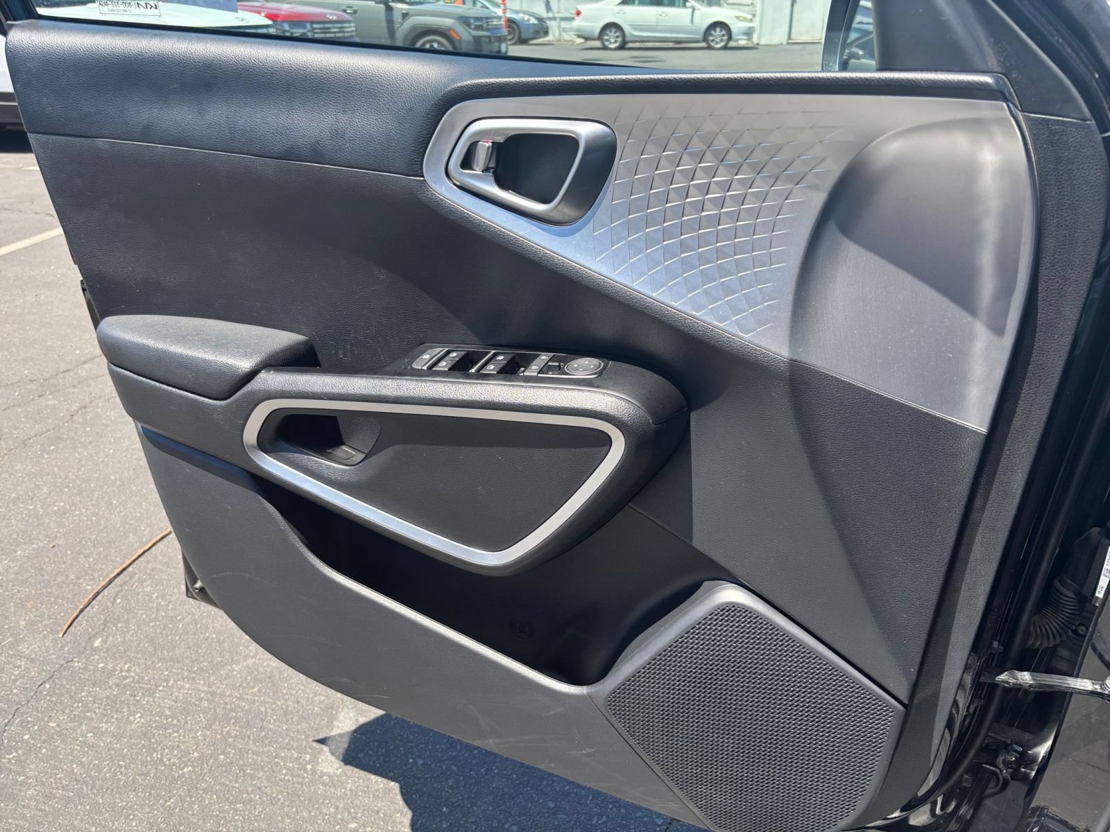 Used 2025 Kia Soul LX w/ LX Technology Package FWD image 18