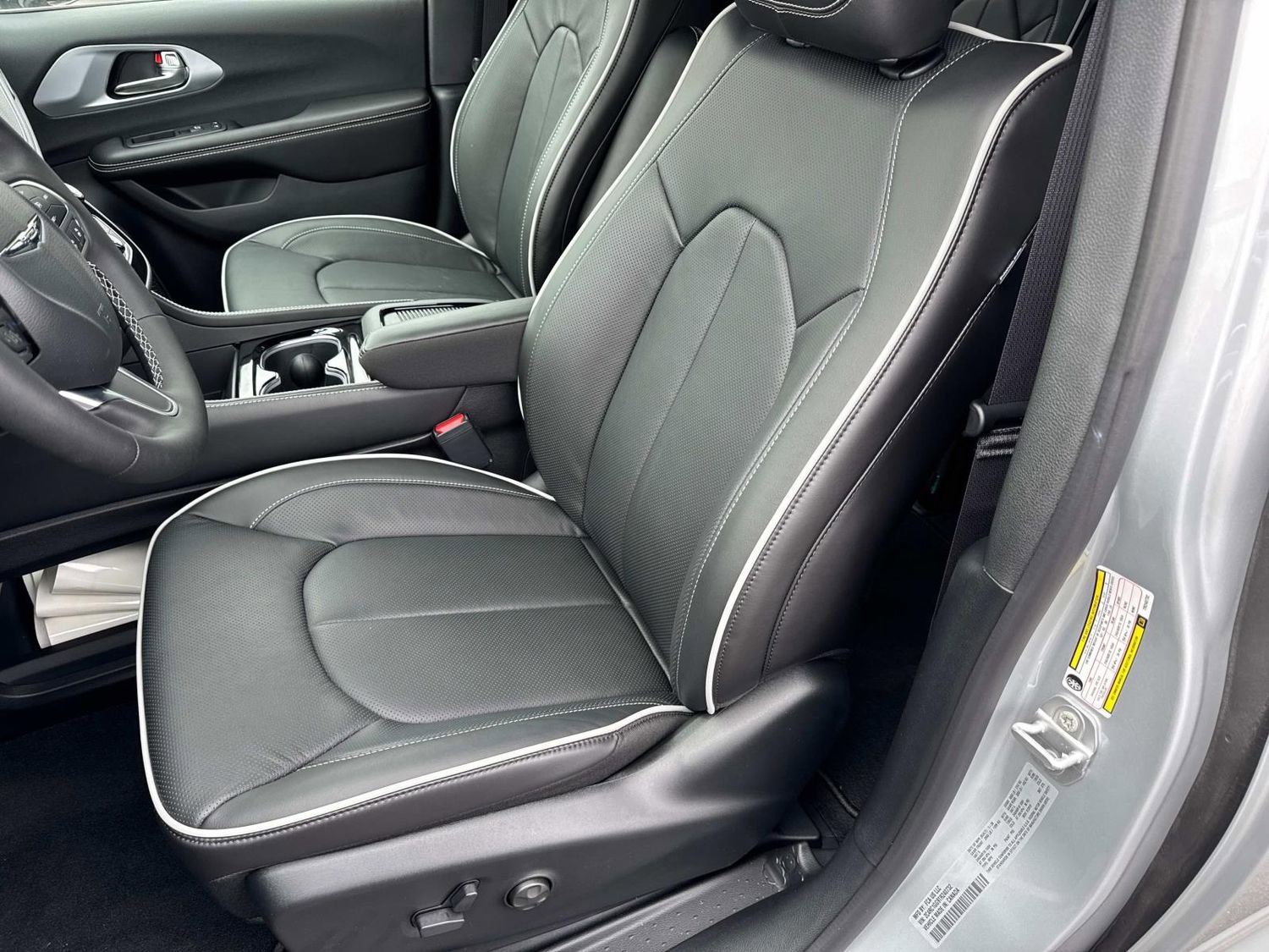 New 2026 Chrysler Pacifica Limited FWD image 30