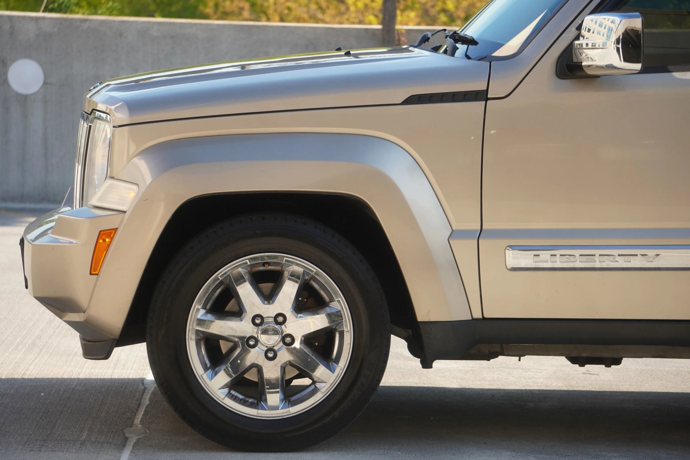 Used 2010 Jeep Liberty Limited w/ Tire & Wheel Group image 27