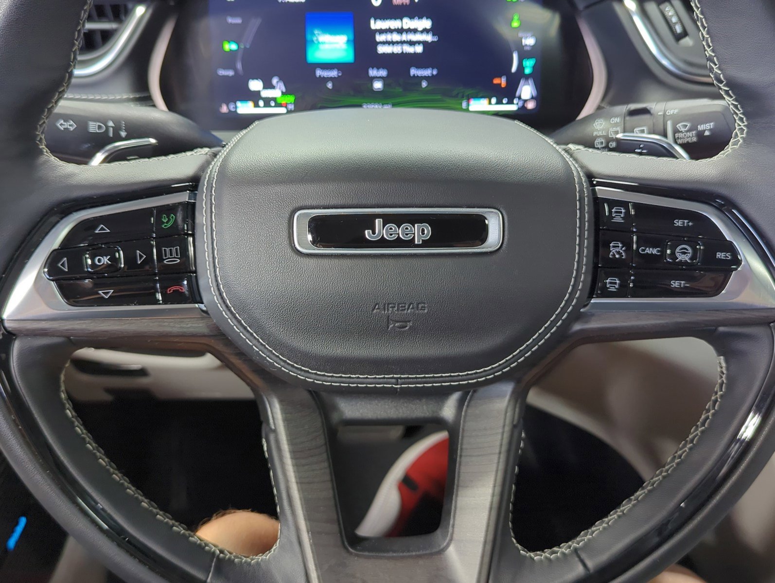 Used 2022 Jeep Grand Cherokee Overland w/ Advanced Protech Group III image 25