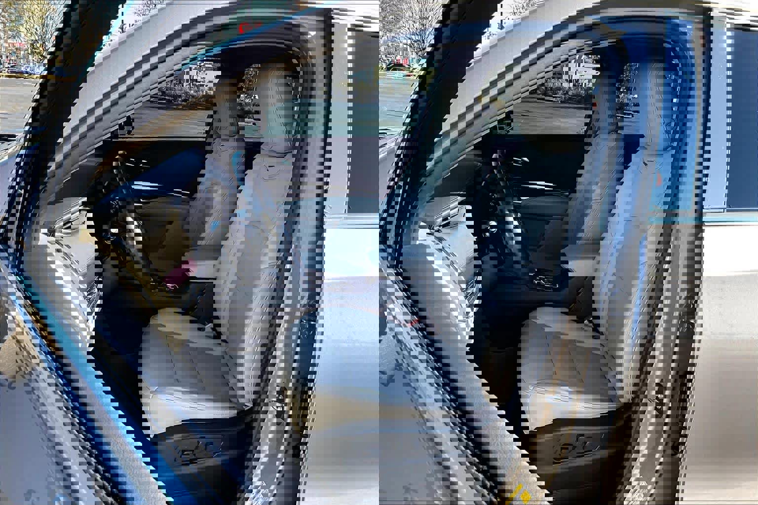 Used 2023 Cadillac XT4 Luxury w/ Cold Weather Package image 8