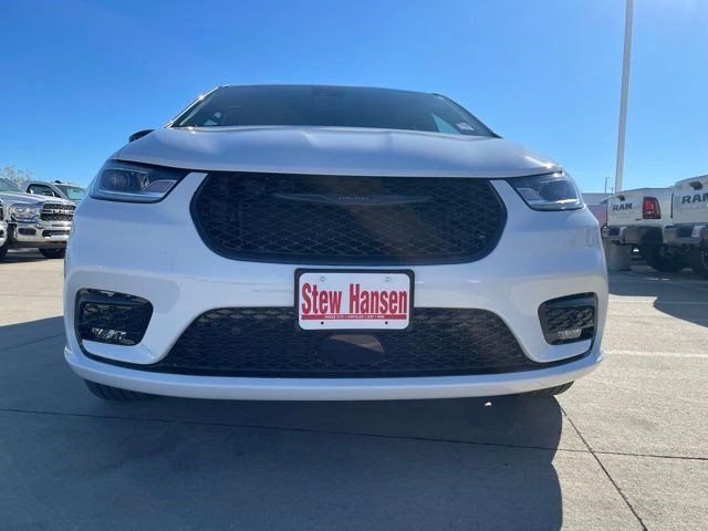 New 2026 Chrysler Pacifica Limited w/ Uconnect Theater Family Group image 8