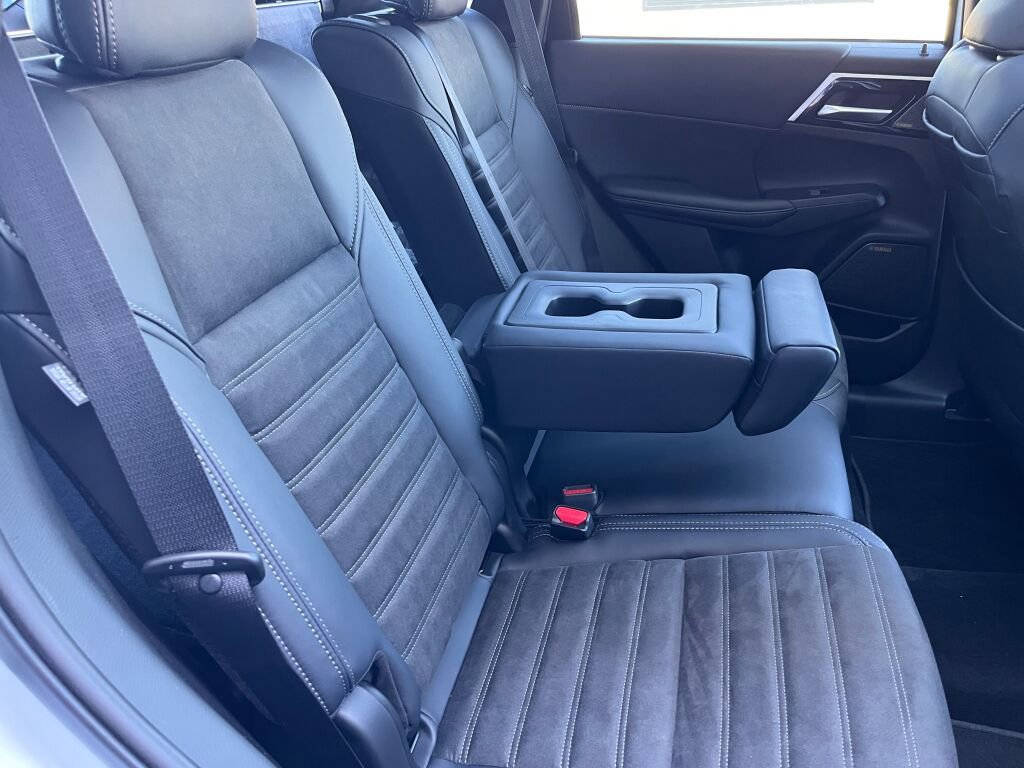 New 2025 Mitsubishi Outlander SE image 30