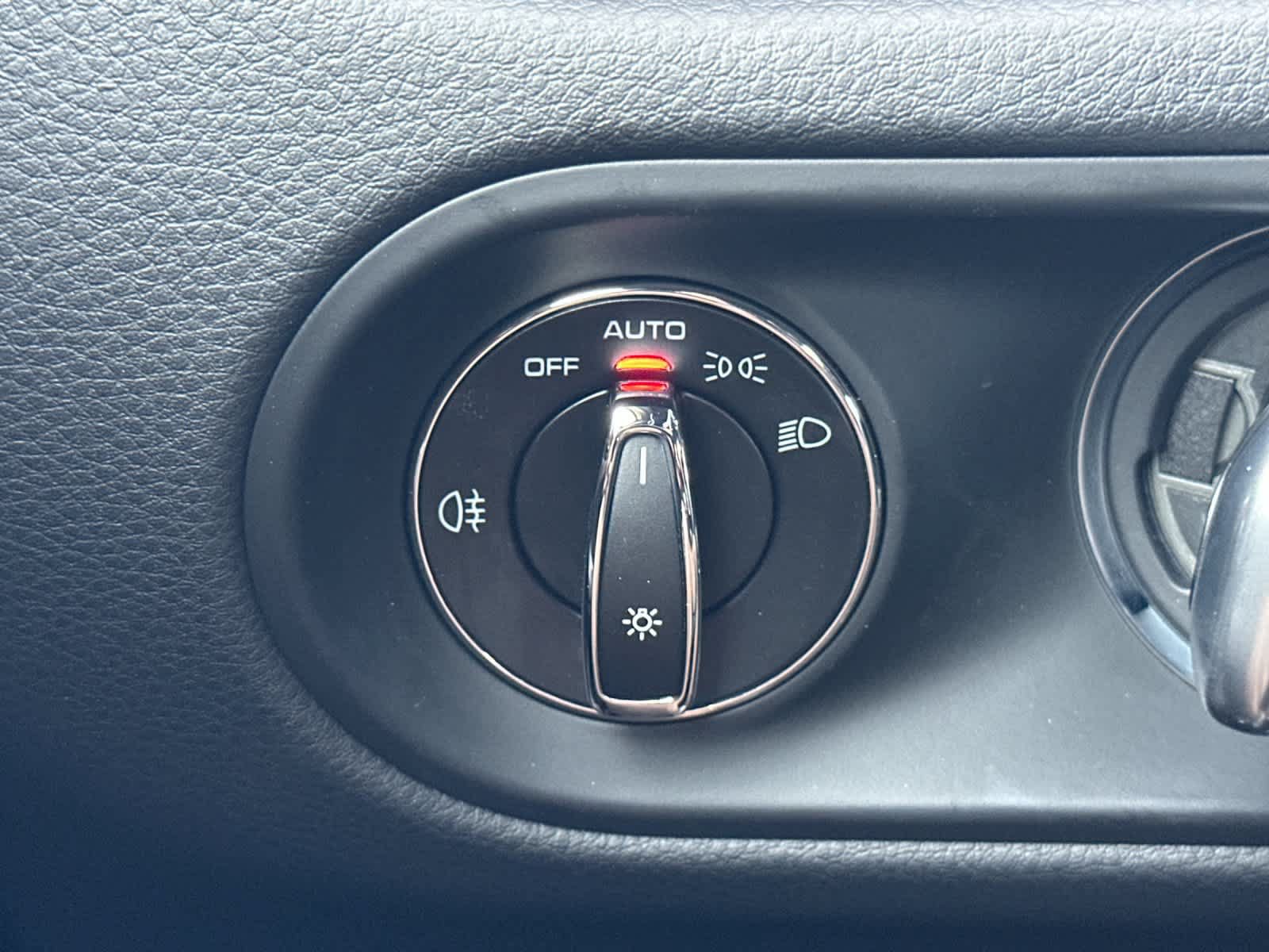 Certified 2025 Porsche Macan AWD/4WD image 30