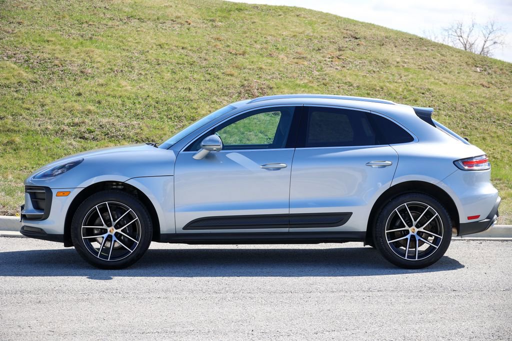 Certified 2025 Porsche Macan image 2
