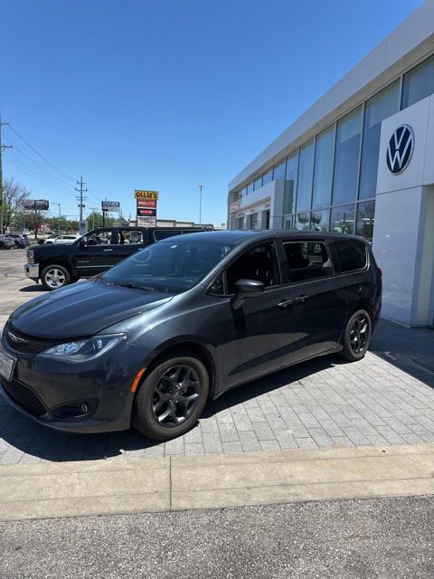 Used 2019 Chrysler Pacifica Touring Plus w/ S Appearance Package FWD image 14