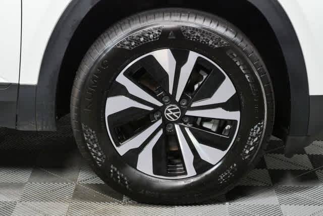 Certified 2025 Volkswagen Atlas SE FWD image 6