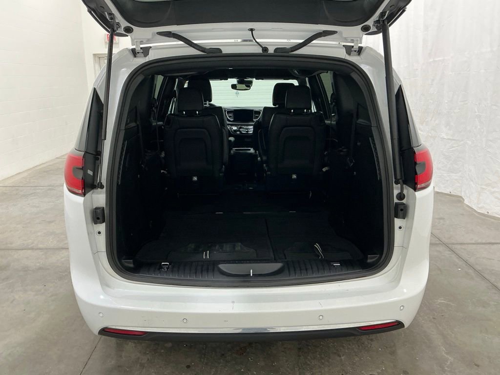 Used 2025 Chrysler Pacifica Select image 19