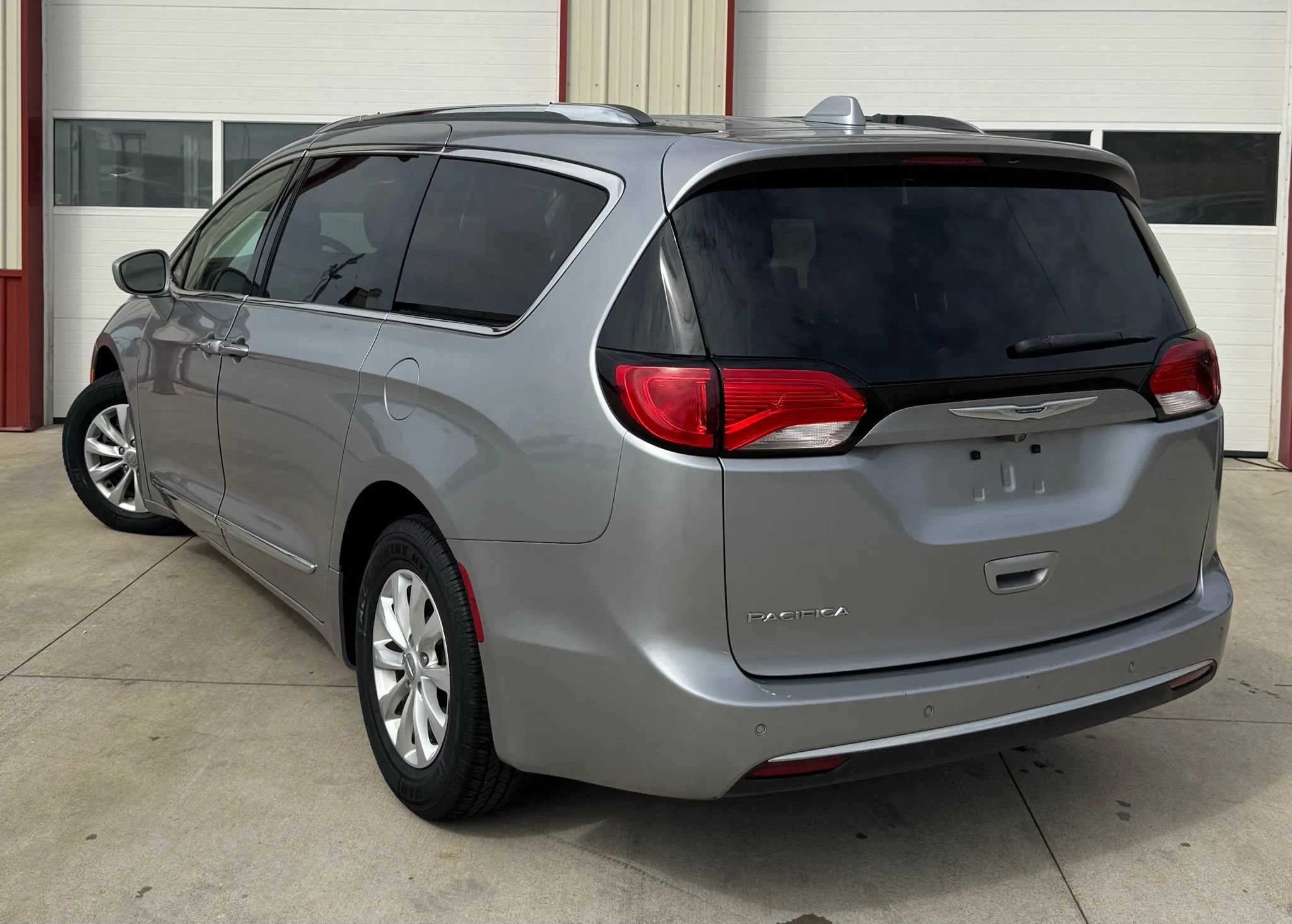 Used 2019 Chrysler Pacifica Touring-L FWD image 24