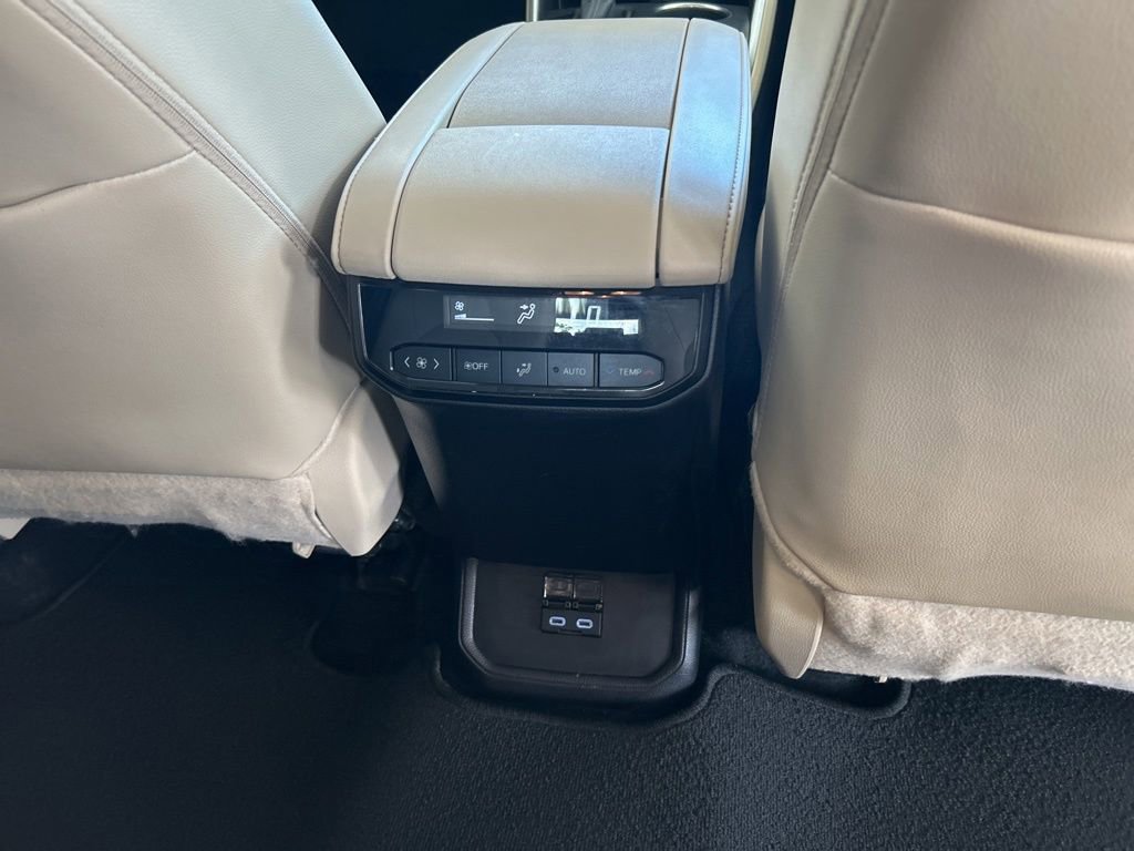 Used 2024 Toyota Highlander XLE AWD/4WD image 28