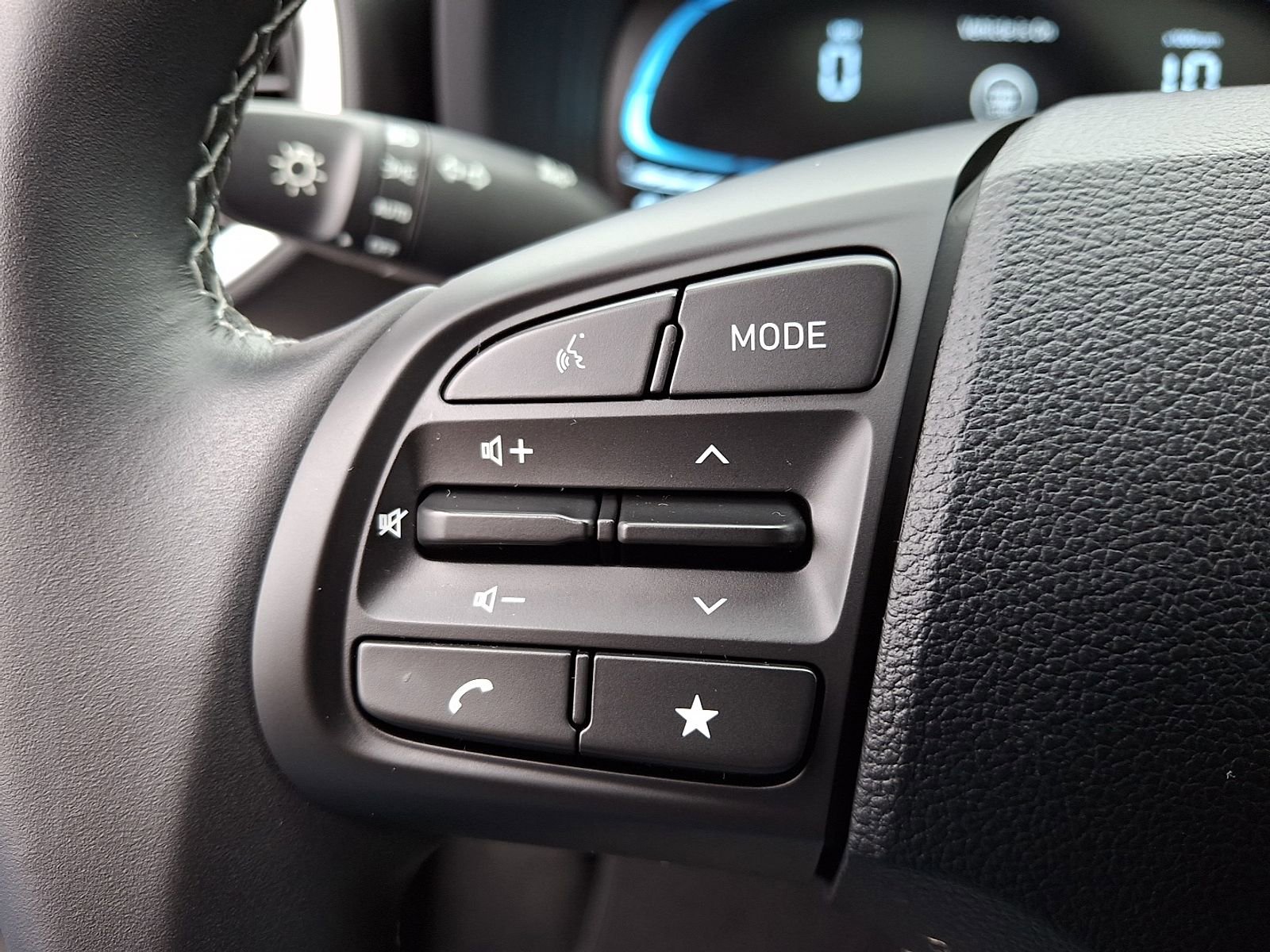 Used 2025 Hyundai Venue SEL image 23