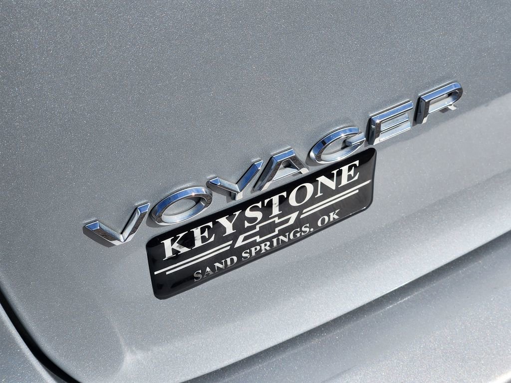 Used 2023 Chrysler Voyager LX image 12