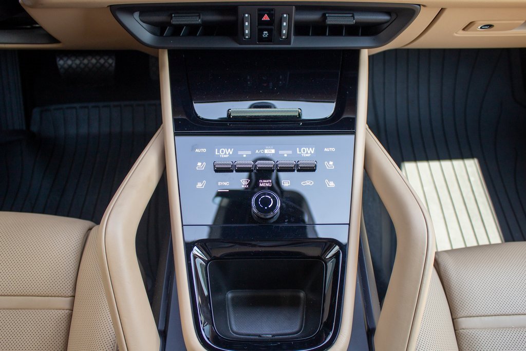 Used 2025 Porsche Cayenne w/ Premium Package Plus image 21