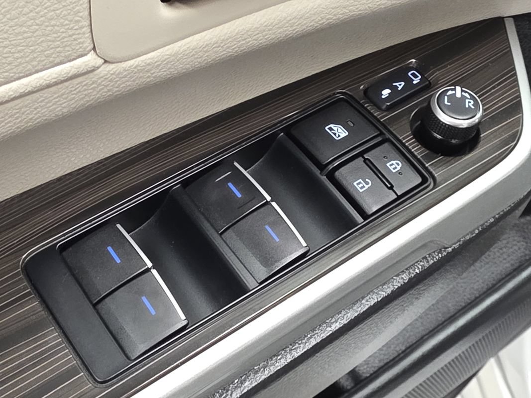 Used 2024 Toyota Sienna Platinum AWD/4WD image 28