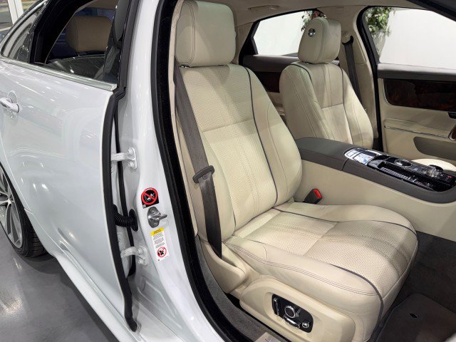 Used 2016 Jaguar XJ R-Sport RWD image 59