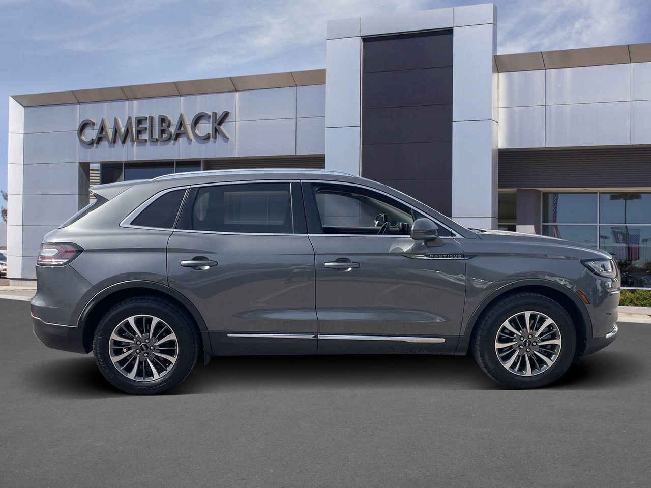 Used 2022 Lincoln Nautilus FWD w/ Premium Package image 7