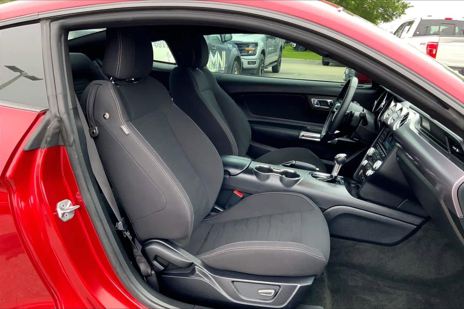 Used 2017 Ford Mustang Coupe RWD image 8