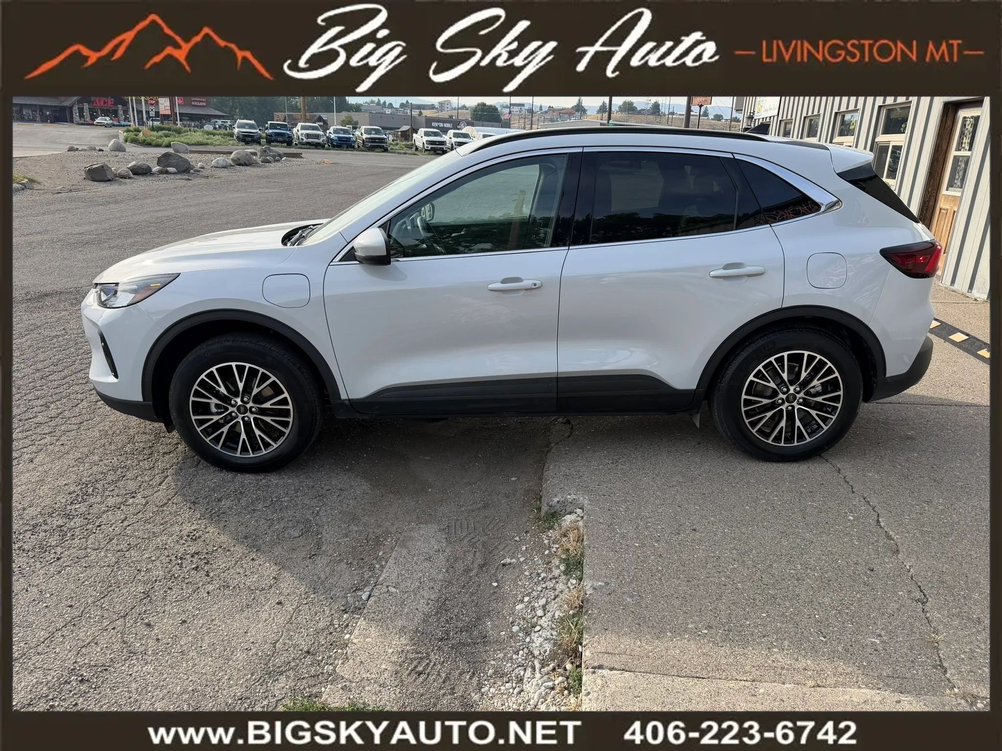 Used 2025 Ford Escape SE w/ Class II Trailer Tow Package FWD image 4