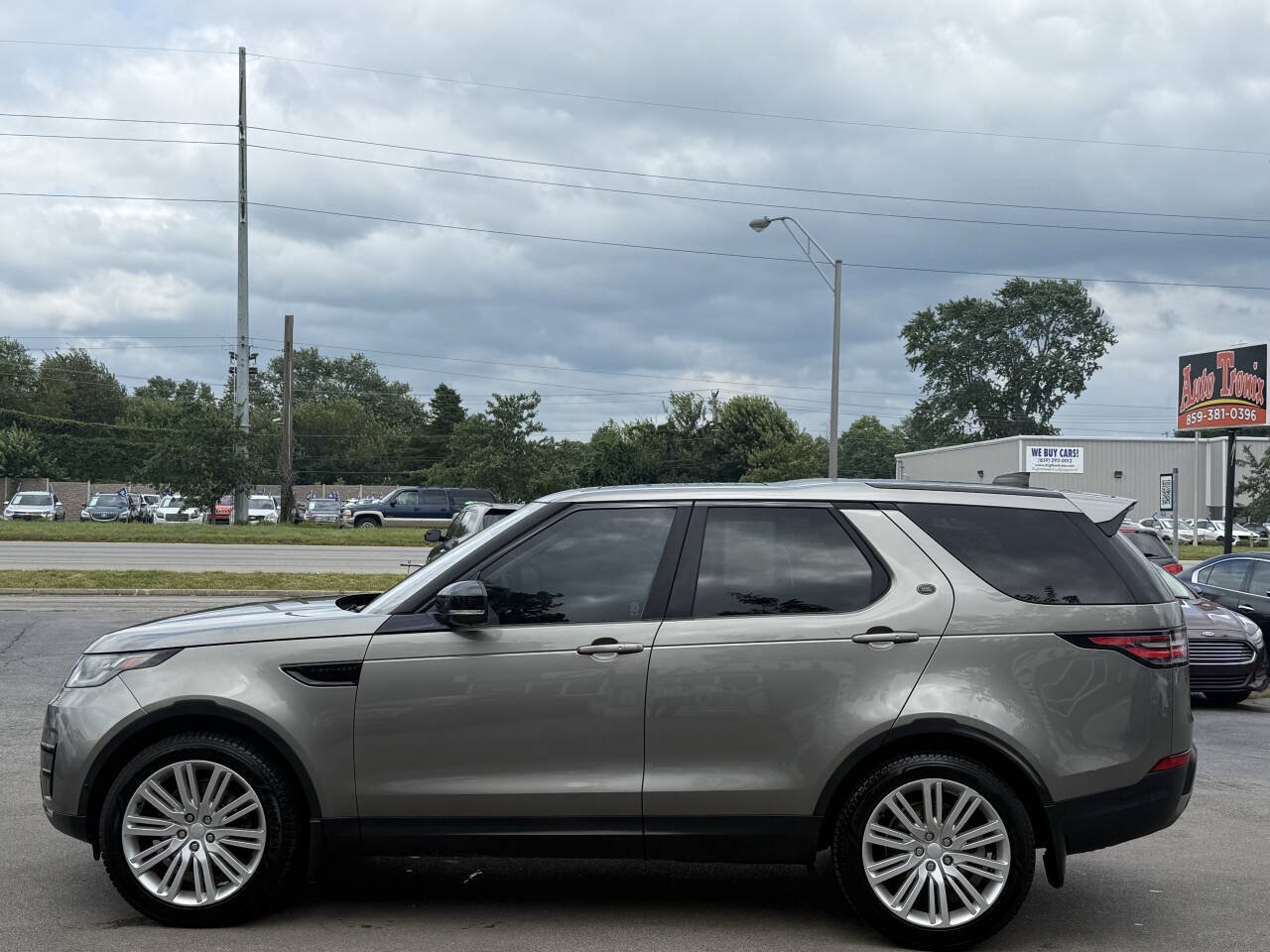 Used 2017 Land Rover Discovery First Edition AWD/4WD image 5