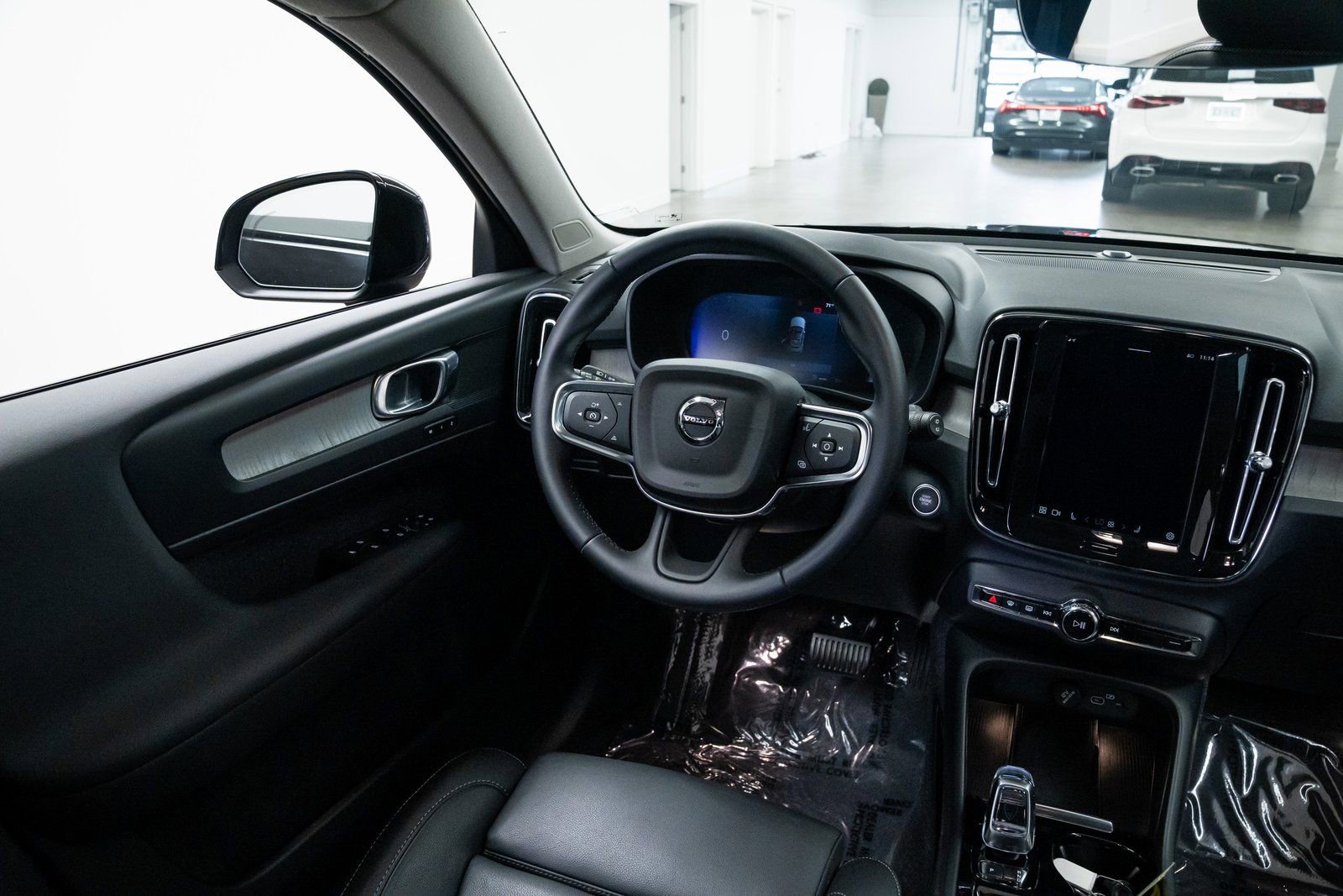 Used 2025 Volvo XC40 B5 Plus image 10