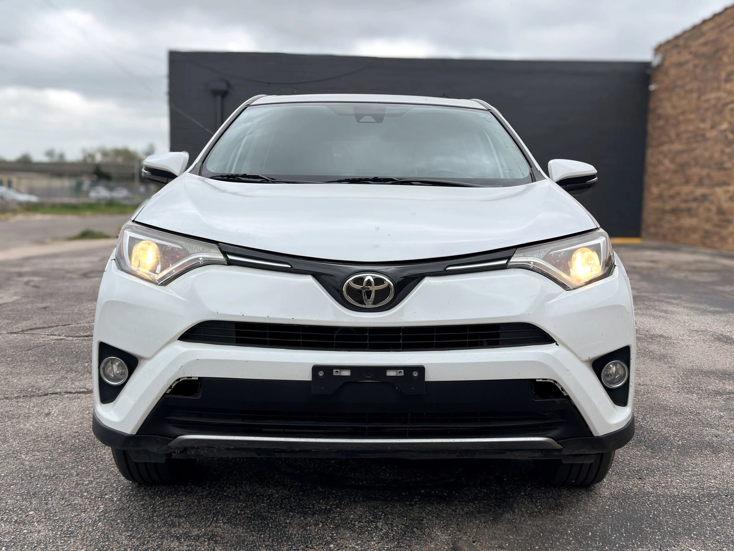 Used 2018 Toyota RAV4 XLE FWD image 2