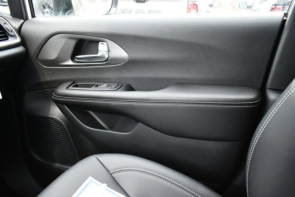 New 2026 Chrysler Pacifica Select image 16