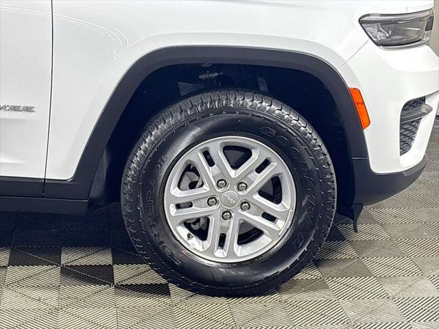 Certified 2025 Jeep Grand Cherokee Laredo AWD/4WD image 23