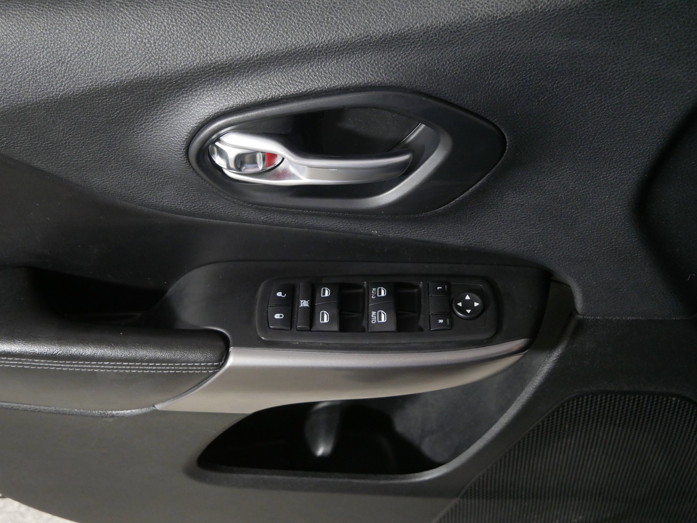 Used 2019 Jeep Cherokee Latitude Plus image 19